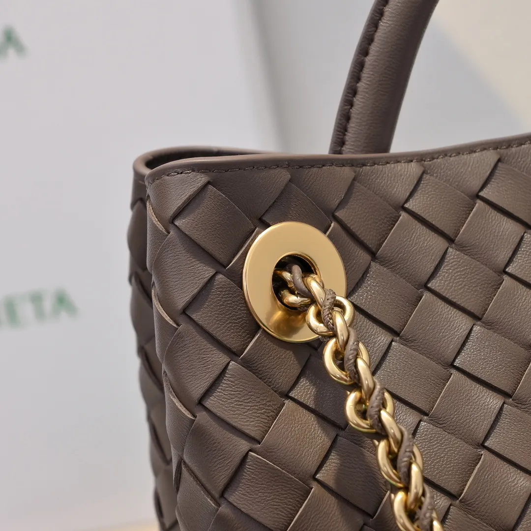 Batch 2460 BOTTEGA VENETA 2024 spring and summer new small ANDIAMO chain bag is also available! 🔥🔥I believe many friends have been waiting for a long time. The metallic chain adds a touch of sophistication to the original softness and elegance of Andiamo. The collision of classic craftsmanship and elegance creates a different kind of beauty. Style number: 6009 Size: 32*24*12cm